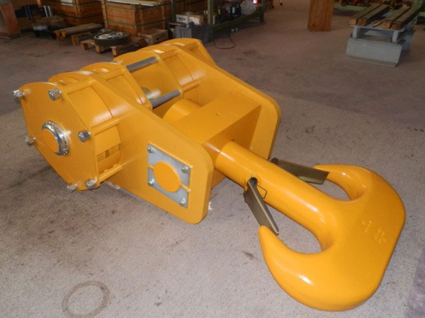 Hook block    (cap. 200 ton - 16 ropes)