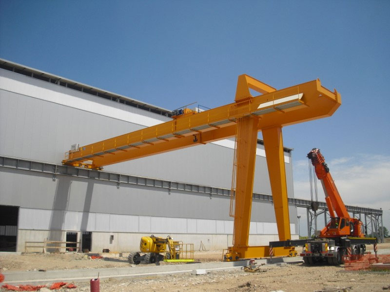 Gru a cavalletto zoppa (portata 60 ton - scart. 25+6 mt)